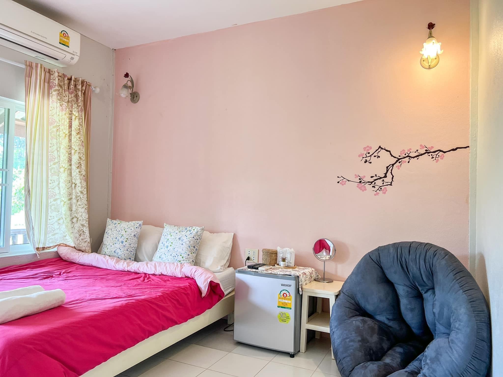 ห้องบัวชมพู บ้านสวนสายสมร ที่พักนครนายก